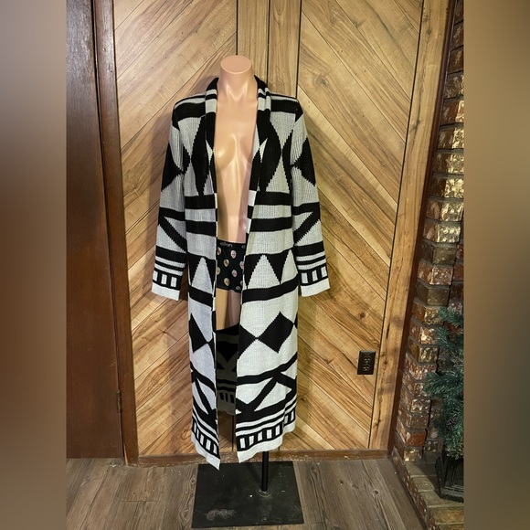 Cato Women’s Medium White & Black Geometric Print Open Duster Cardigan - Picture 2 of 7